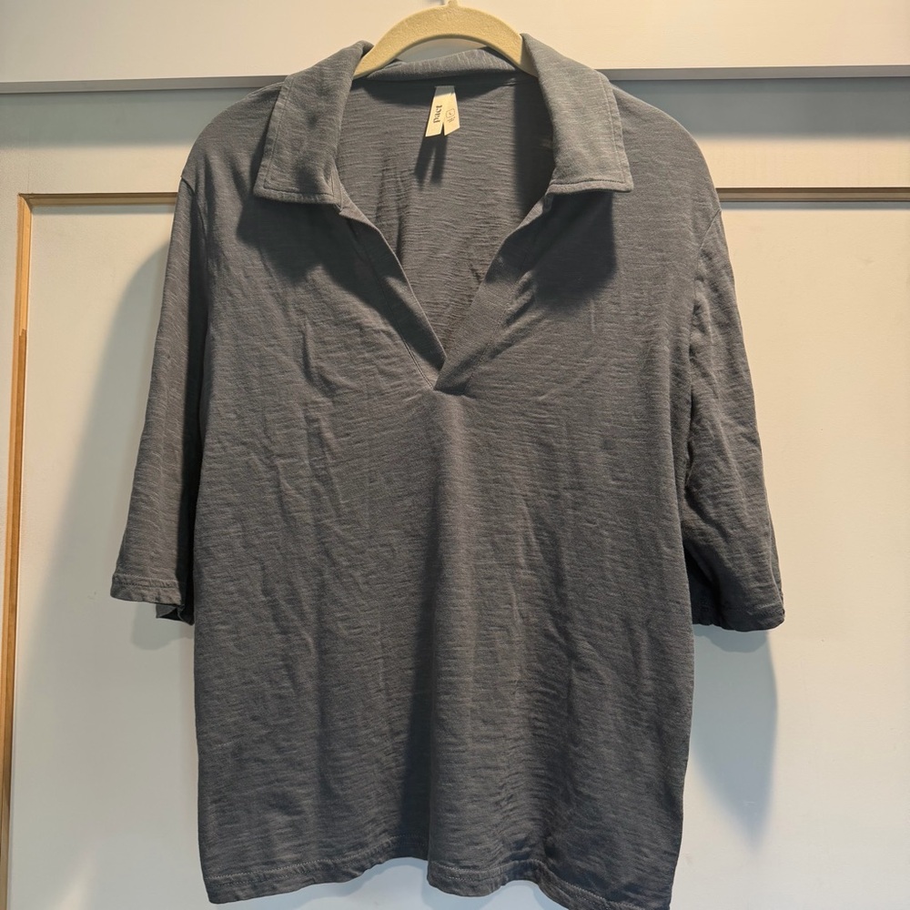 Pact Women’s Short Sleeve Polo Tee in Slate Gray